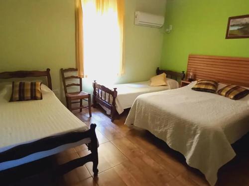 埃利萨镇Solar de Campo的一间卧室设有两张床和窗户。