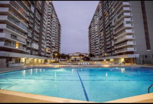 Downtown Beachfront Isla Verde Luxury Apartment内部或周边的泳池