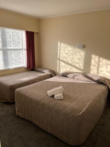 汉密尔顿经典汽车旅馆的带2扇窗户的客房内的2张床