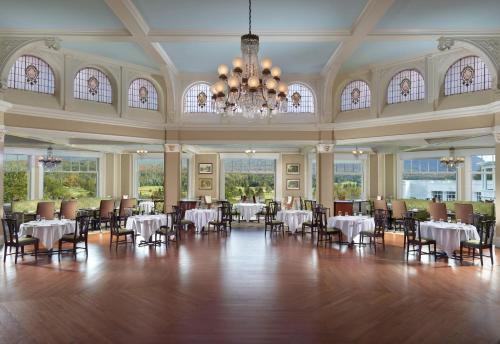布雷顿森林华盛顿山欧姆尼度假酒店的一间带桌椅和吊灯的用餐室
