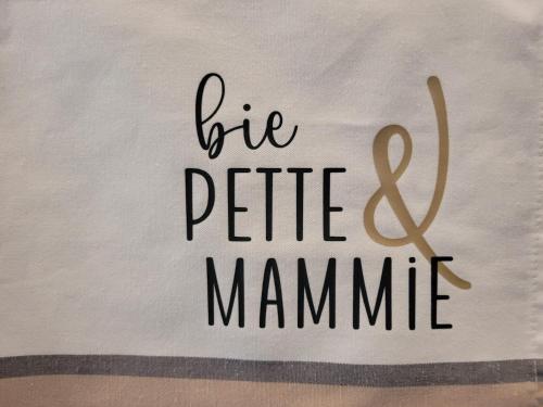 BocholtNieuwe vakantie-Chalet "Bie mammie en pette"的读出火花花花石榴石的标志,有三重的 ⁇ 