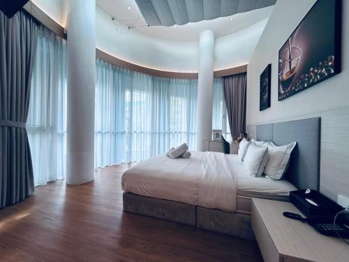 八打灵再也AP Concept Hotel的一间卧室设有一张大床和一个大窗户