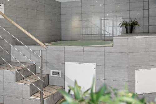 厄斯特松德贝斯特韦斯特艾特酒店的一个带游泳池的房间的楼梯