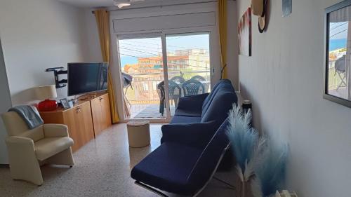 卡内·德·玛尔Canet playa y centro的客厅配有蓝色的沙发和电视