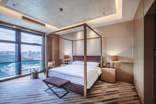 贵阳贵阳万丽酒店的酒店客房设有一张床和一个大窗户