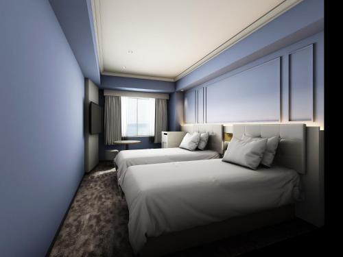 浦安东京湾东方酒店的两张位于酒店客房的床,拥有蓝色的墙壁