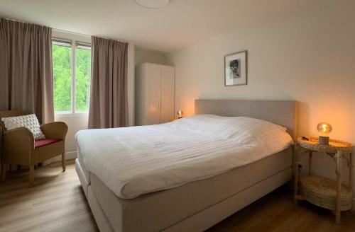 贝克斯拜克酒店的卧室配有床、椅子和窗户。