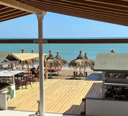 卡塔尼亚playa home的享有海滩美景,配有遮阳伞和海洋美景。