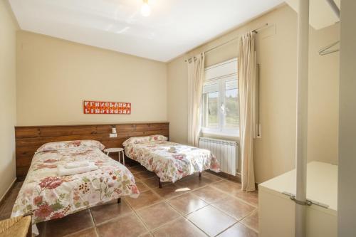 弗拉加Mas de l' Anneta的一间卧室设有两张床和窗户。