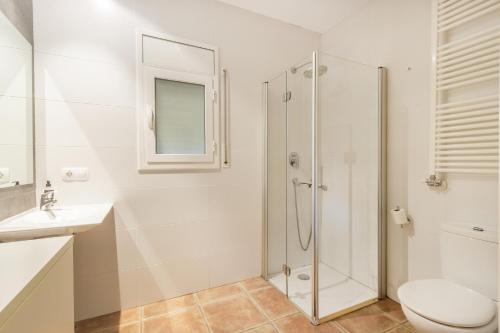 弗拉加Mas de l' Anneta的带淋浴和卫生间的白色浴室