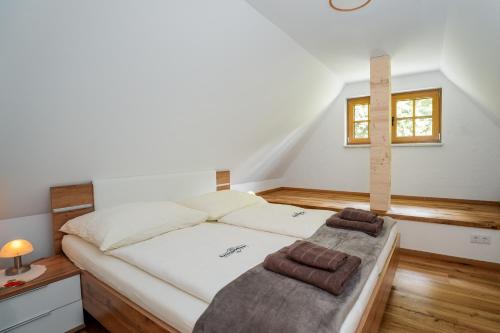 维尔达尔彭NaturparkResort s`Keuscherl的卧室配有白色的床和窗户