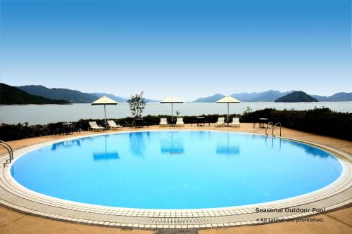 广岛广岛王子酒店的水边的大型游泳池