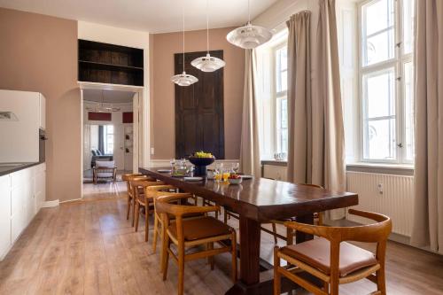 哥本哈根Deluxe Flat at Perfect Location的用餐室配有大型木桌和椅子