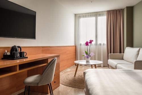 塔拉戈纳塔拉戈纳SB快捷酒店的一间酒店客房,配有一张床和一台电视