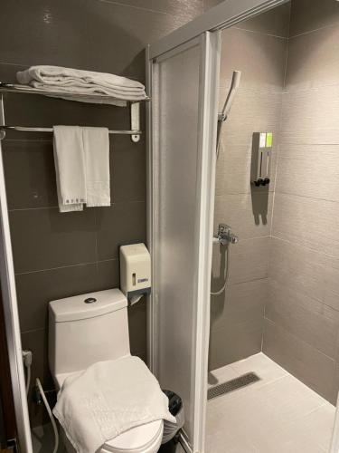 台北水滴米窝的一间带卫生间和淋浴的小浴室