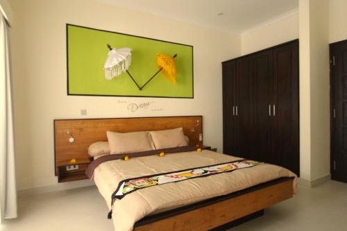 罗威那布鲁克2号别墅的一间卧室配有一张带绿色墙壁的床