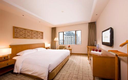 西安西安大景城堡酒店的卧室设有一张白色大床和两个窗户。