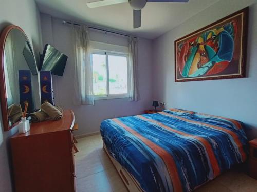 安波拉El rincón de Elia的一间卧室配有一张床、一个梳妆台和一扇窗户。