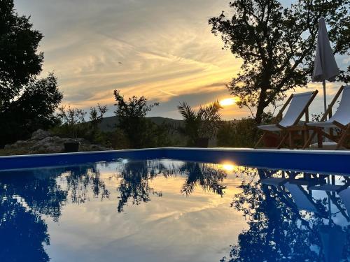 布德瓦Guesthouse P&A的一座享有日落美景的游泳池
