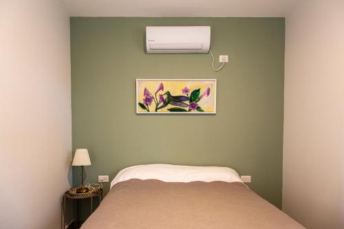 ‘AjjūrMettler Winery的卧室配有一张床和空调
