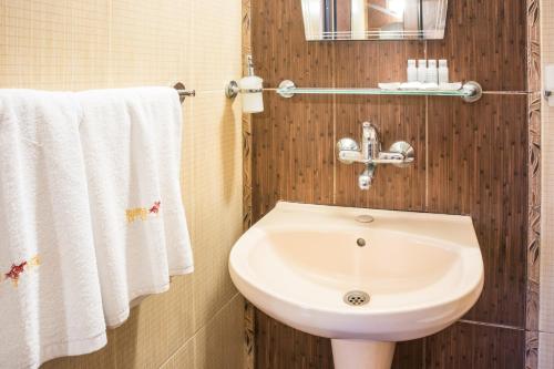 普里莫尔斯科布纳维斯塔酒店的浴室配有白色水槽和毛巾