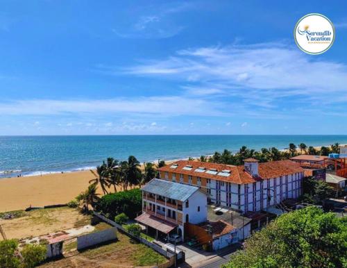 尼甘布Negombo Ocean Breeze Luxury Studio by Serendib Vacation的享有房子和海滩的空中景致