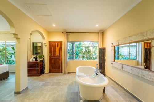 维多利亚瀑布Bayete Guest Lodge的带浴缸和盥洗盆的大浴室