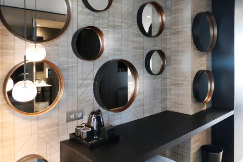 卡斯特尔德费尔斯SB BCN活动四星级高级酒店的浴室的墙上装有圆镜子