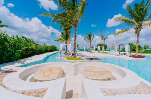 DikoniY Residential Luxury Villas的一个带两把椅子的度假村游泳池