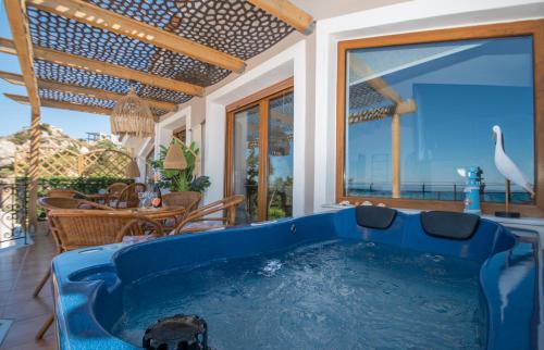 阿凯松Casa di Cuore - Beachfront的带有天鹅的房屋内的按摩浴缸