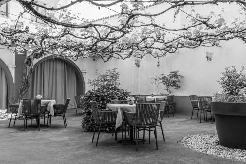 卢布尔雅那Hotel Mrak Superior的庭院里的一组桌椅
