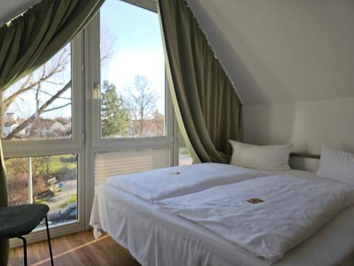 纽伦堡阿尔法酒店的一张位于带大窗户的房间内的床铺
