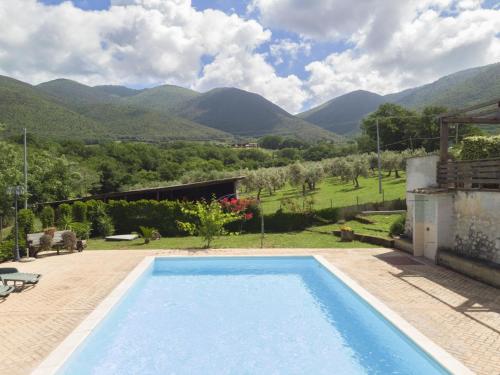 CasperiaHoliday Home Colleflaviano by Interhome的山景游泳池