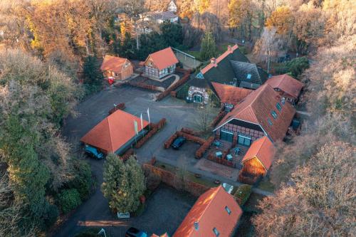 巴德茨维什安Ahrenshof Spieker W 11的享有红色屋顶的大房子的顶部景色