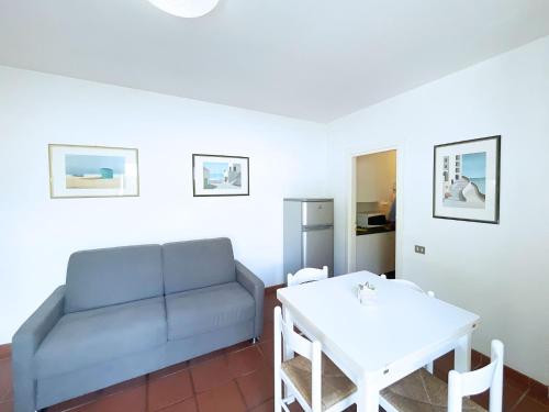 BagnaiaSant'Anna del Volterraio - Strada Maestra (56)的客厅配有沙发和桌子