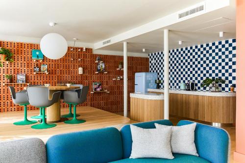 赫尔辛基Hobo Helsinki的客厅配有蓝色的沙发和桌子
