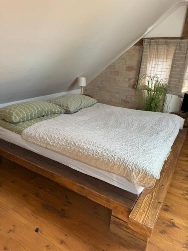 圣安德烈Pelini - 1的卧室里一张木平台上的床铺