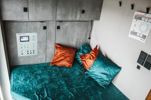 措伊滕Hausboot Tegel的小房间,沙发上配有两个枕头