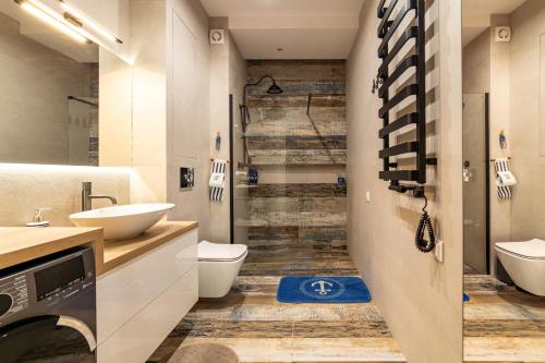 吉日茨科Nautica Resort的一间带水槽和洗衣机的浴室。