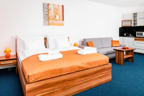 斯塔利斯莫克维克斯莫克维克家庭公寓酒店的一间卧室配有一张大床和一张沙发