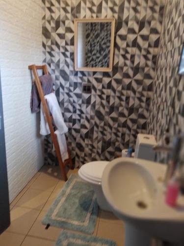比勒陀利亚Aloha Menlyn Lodge Ensuite Rooms with shower all with own entrance and unlimited free WiFi的浴室配有白色卫生间和盥洗盆。
