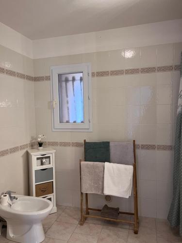 利勒鲁斯Appartement rez de villa的白色的浴室设有水槽和卫生间。