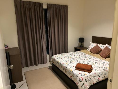 关丹Studio Homestay SGarden Resort Residences的一间卧室,床上有棕色的袋子