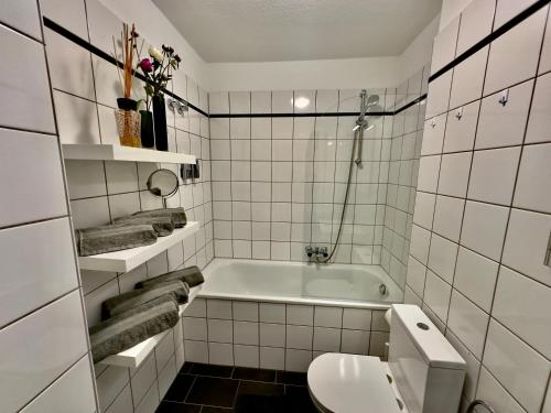 杜塞尔多夫Atemberaubender Rheinblick Messe的白色的浴室设有浴缸和卫生间。