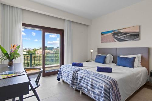 卡武埃鲁Vale de Milho Village的酒店客房设有一张床和一个阳台。