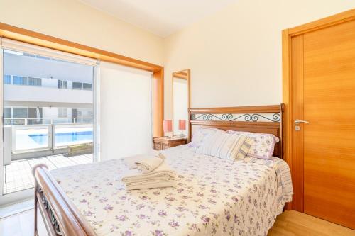拉夫拉Oporto city and Beach apartment的一间卧室设有一张床和一个大窗户