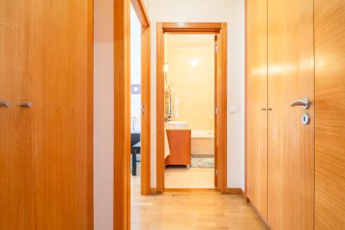 拉夫拉Oporto city and Beach apartment的走廊上设有带水槽和镜子的浴室