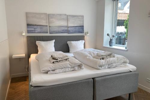 森讷堡Harbour Walk的床上有2个枕头