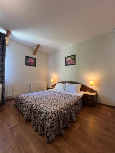 哈尔科夫Apart hotel Asotel的一间卧室配有一张大床和两盏灯