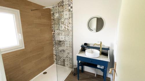 布格奈斯Voyage à Little Havana的浴室配有蓝色水槽和淋浴。